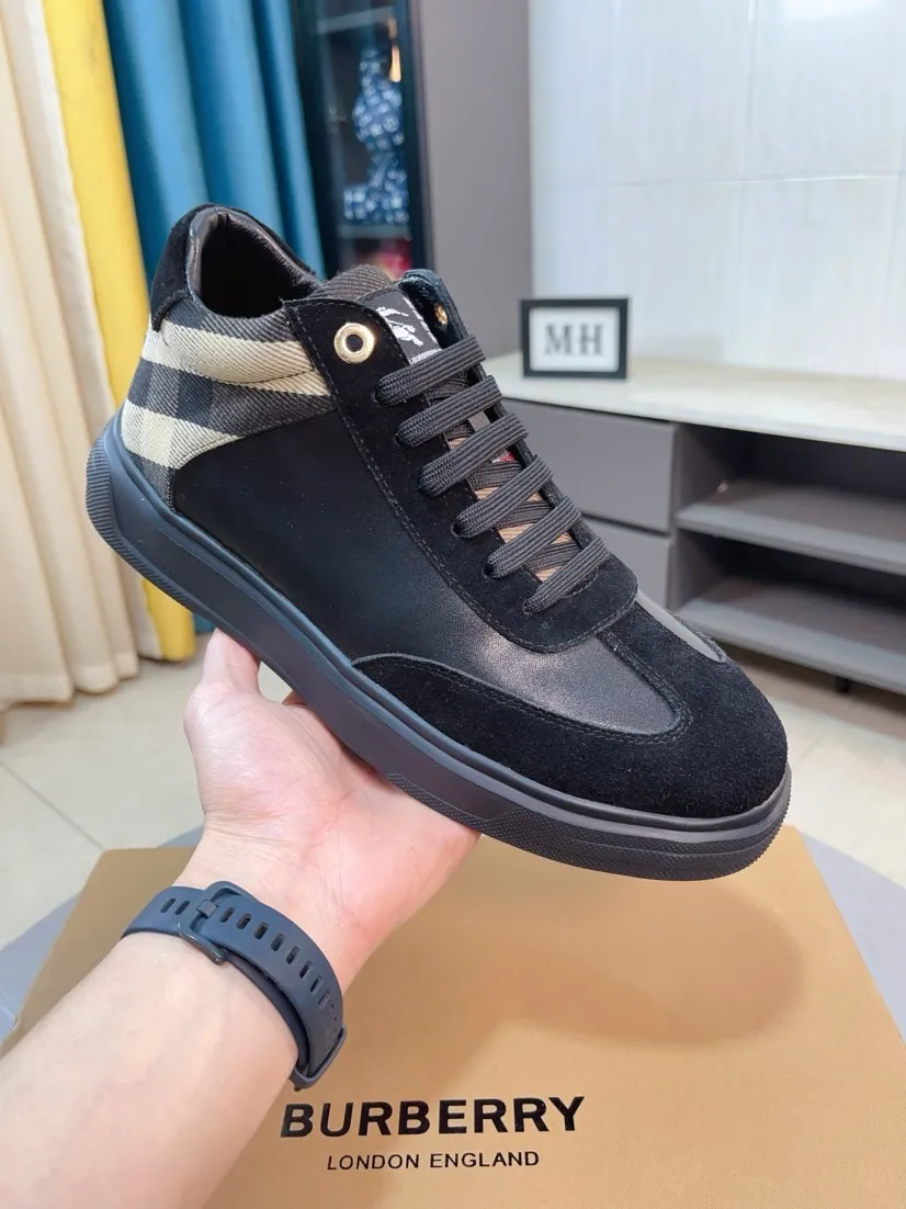 Ex-factory price 420🌹🌹"burberry" Burberry high-top original brand imported from Italy, selected cowhide with electric embroidered logo➕Genuine leather lining, breathable and comfortable (refuses to discolor and grind feet) Sole: non-slip rubber outsole, original quality, super comfortable Korean style shoes🏃 Men's shoe size: 38-44,